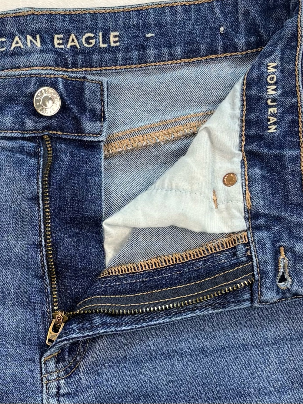 AMERICAN EAGLE High Rise Mom Jeans Medium Wash Straight Leg Size 6 - Picture 8 of 10